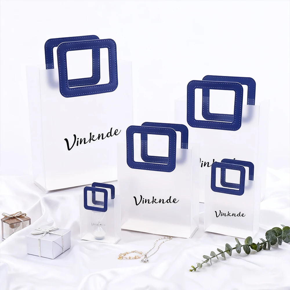 

Custom Logo Frosted Transparent Candy Bag Wholesale PVC Shopping Tote Bags with PU Handle Wedding Baby Shower Gift Pack Pouch