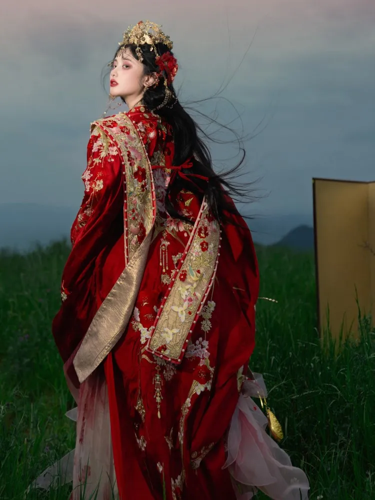 

Hanfu wedding dress traditional attire golden phoenix flower brocade heavy embroidery Chinese women's set