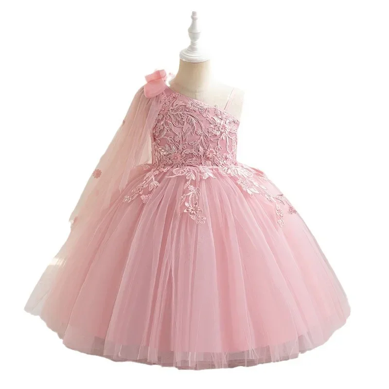 Sukienka dla dziewczynki do sypania kwiatków z koronkową aplikacją, puszystymi, asymetrycznymi ramionami, cienkimi ramiączkami i sukienka księżniczki do kolan na wesele.