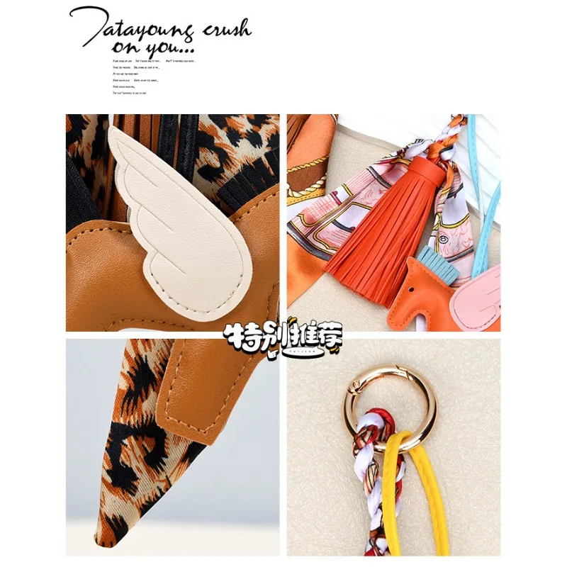 กระเป๋าถือผู้หญิงดีไซน์เนอร์ แฟชั่นอเมริกัน จี้รูปเพกาซัสขนาดเล็ก ผ้าพันคอไหมคุณภาพสูง จี้กระเป๋าหนัง PU แต่งพู่ห้อย จี้พวงกุญแจรถยนต์