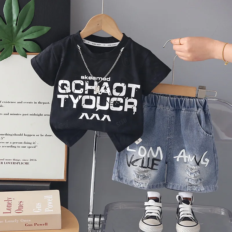 

Уличная одежда для маленьких мальчиков, комплект из 2 предметов, футболка с короткими рукавами и принтом звезд и букв, комплект из рваных джинсовых шорт, крутая детская летняя одежда