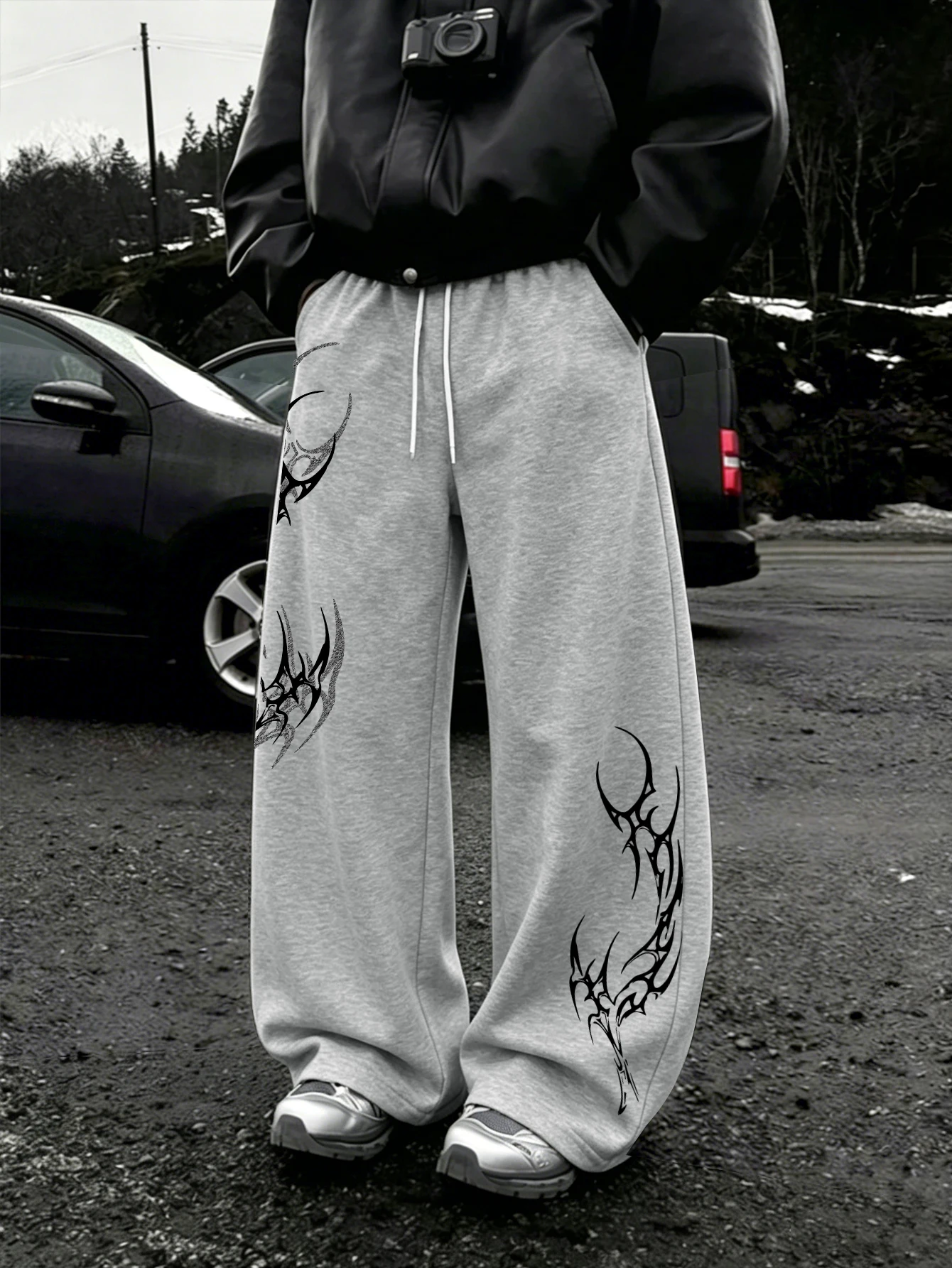 Men Y2K Dark Gothic Streetwear Baggy Sweatpants, Dual-Leg Asymmetrical White Alien Thorn Horn TotemGraphicPrintDrawstringWideLeg