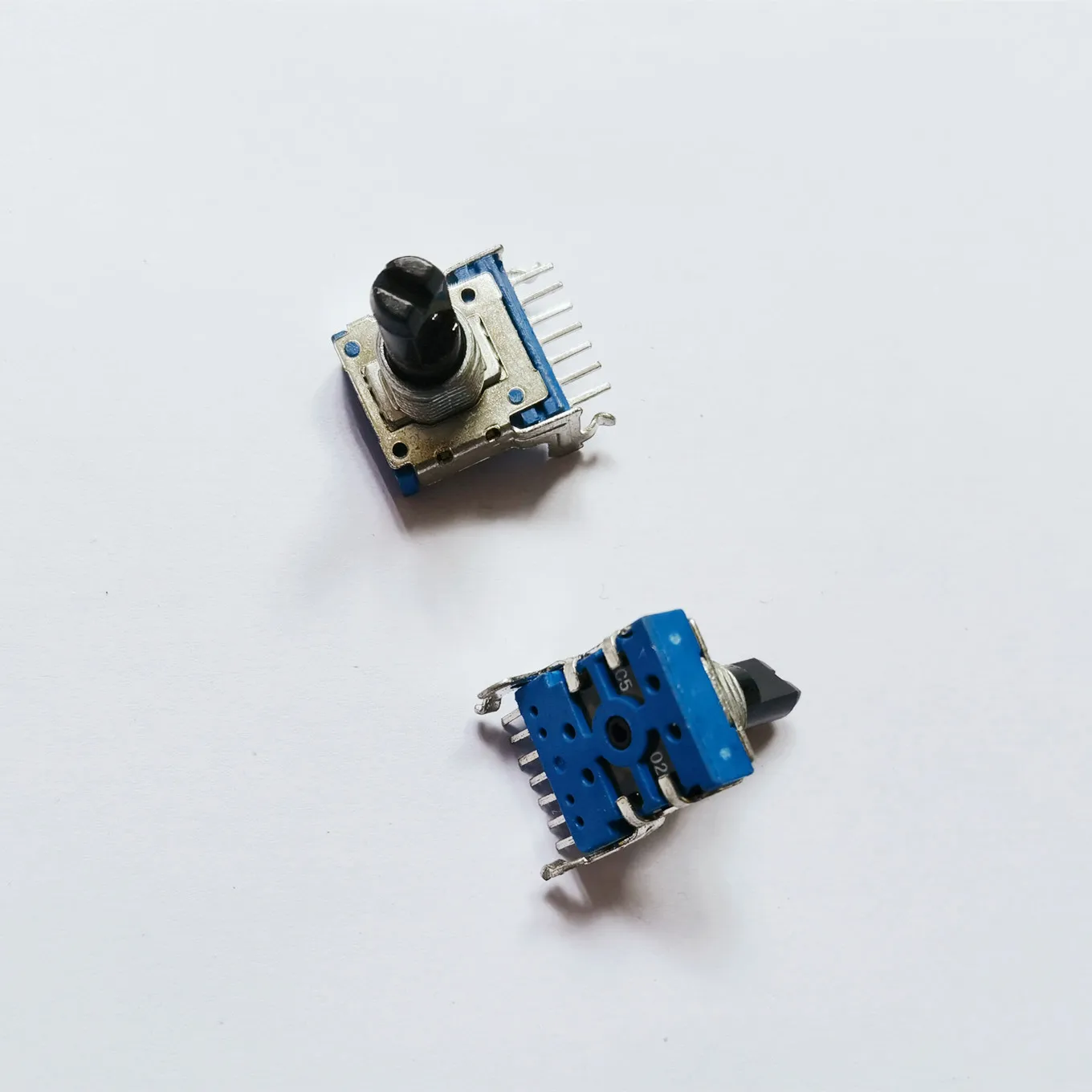Original new 100% 142 Type horizontal dual potentiometer C502 C5K handle with thread length 15MMF 7pin (SWITCH)