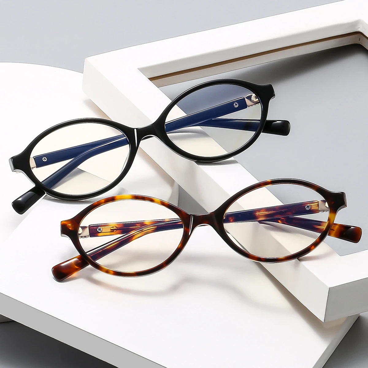 

Two-piece Suit Leopard-print Oval Retro Glasses Frame Can Be Equipped with A Degree-proof Blue Face Flat Mirror.