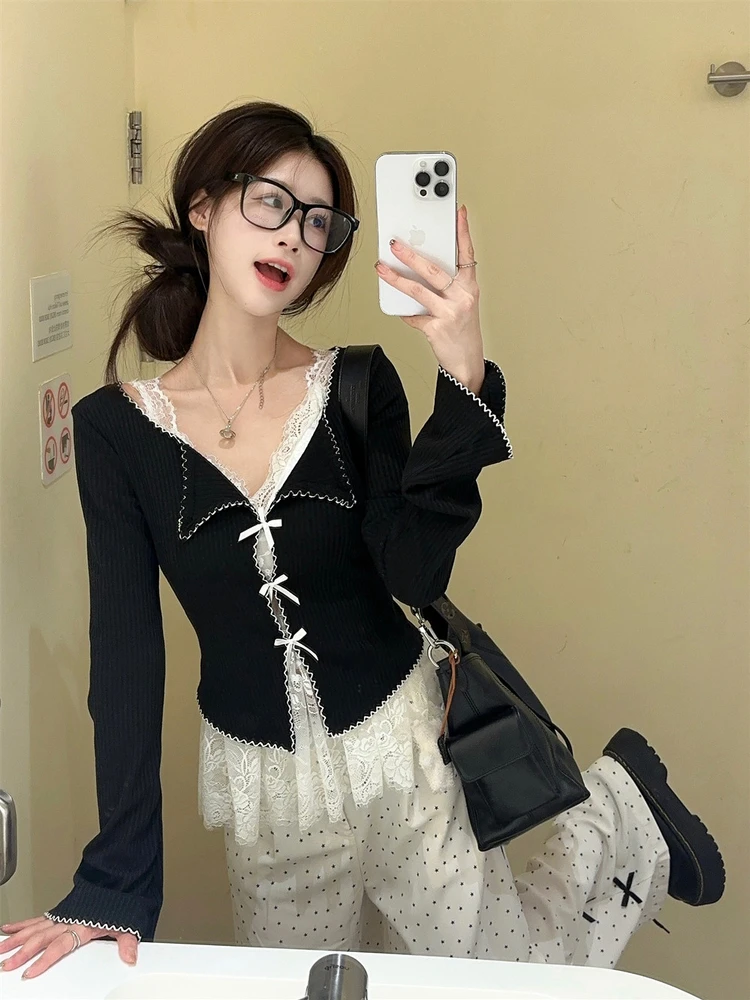 

Весенний модный комплект: женский вязаный жилет с длинными рукавами и кружевными вставками, брюки в горошек с широкими штанинами, повседневный стиль с завязками, три предмета.