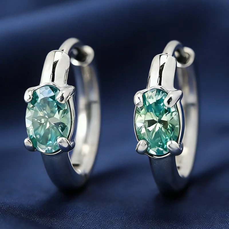 

1 пара стильных и сверкающих круглых сережек-гвоздиков с овальным синтетическим муассанитом 0,5 карата, имитирующим бирюзу.