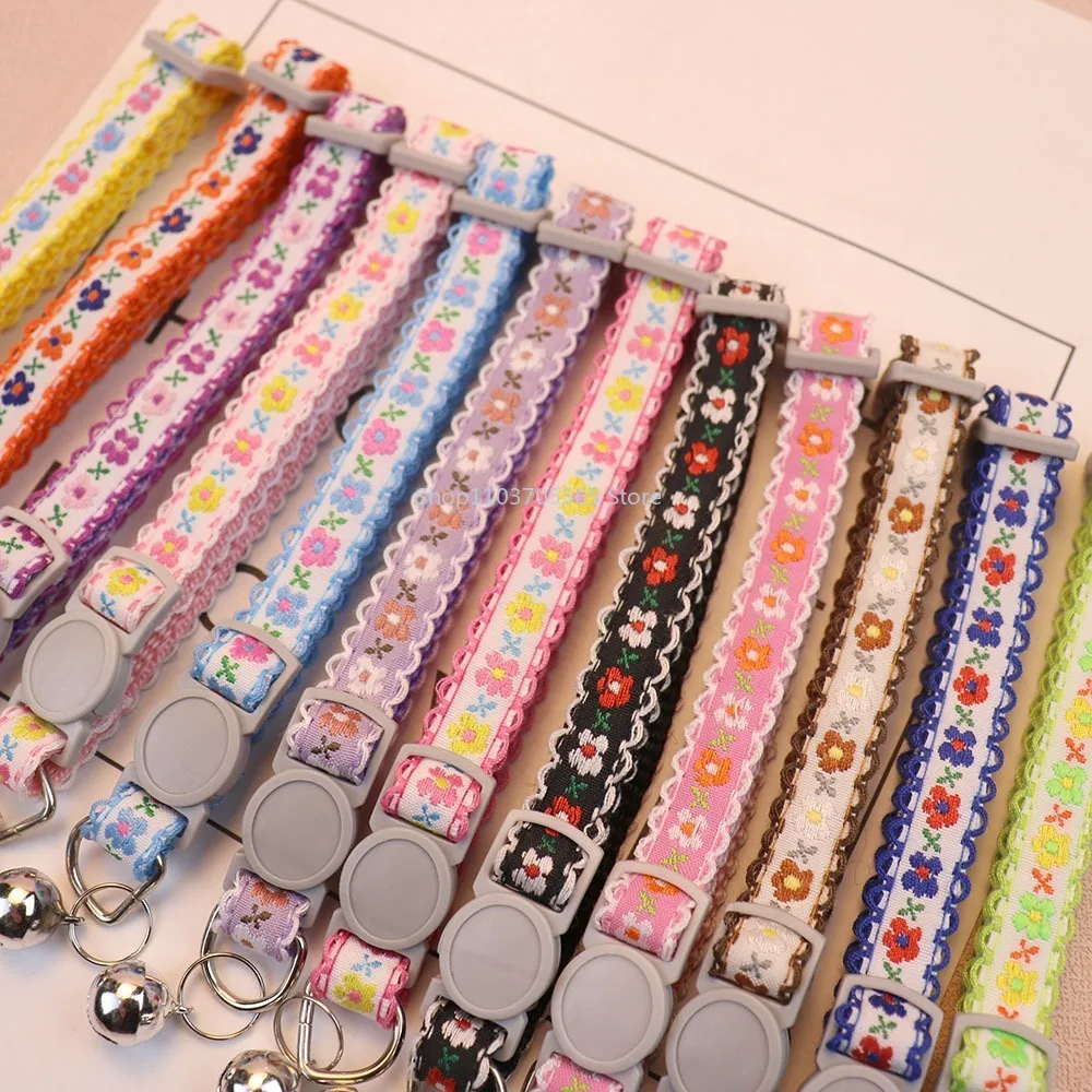Exquisite, mit Blumenmuster bestickte Katzenhalsbänder, verstellbare und langlebige Haustierhalsbänder, Katzenzubehör, niedliches Spitzenhalsband mit Glocke, perfekt