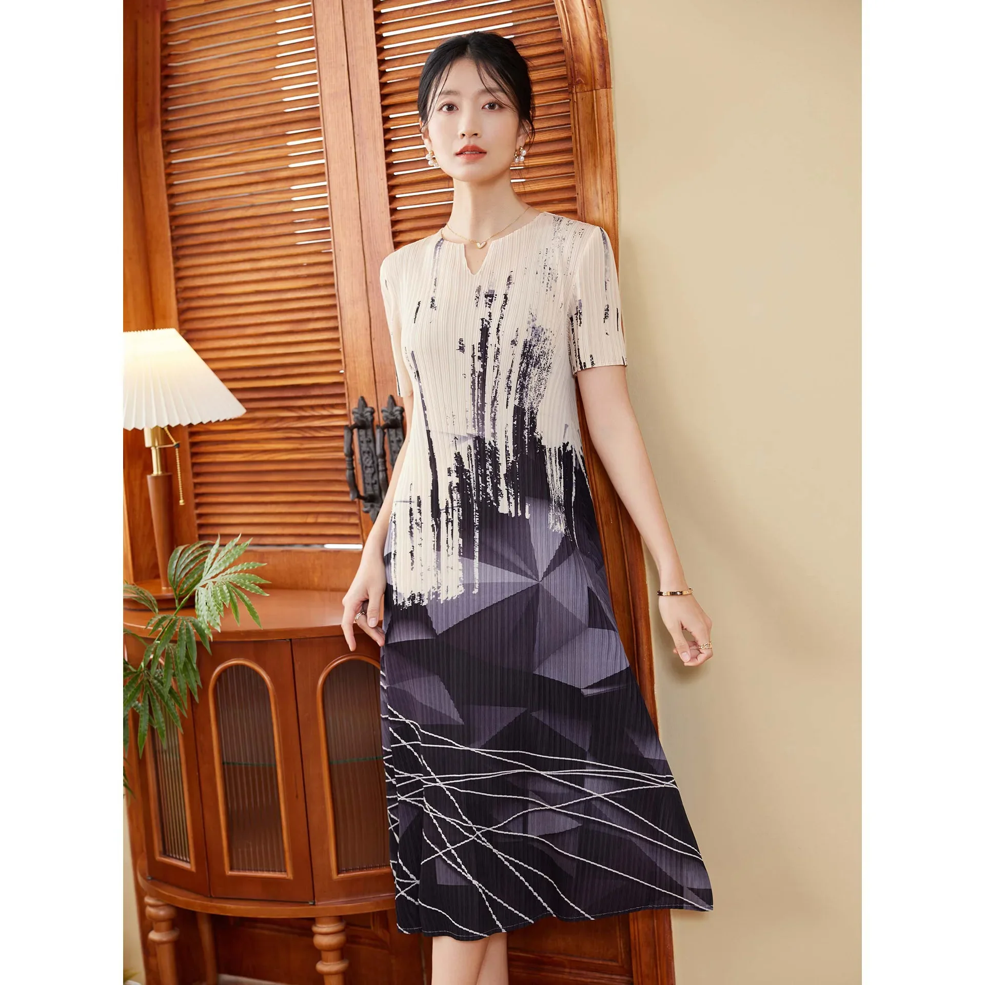 

Miyake Pleated Dress Women's 2024 Spring New Fashion Printed V-neck Short-sleeved Loose Large Size Elegant Mid-length Skirt