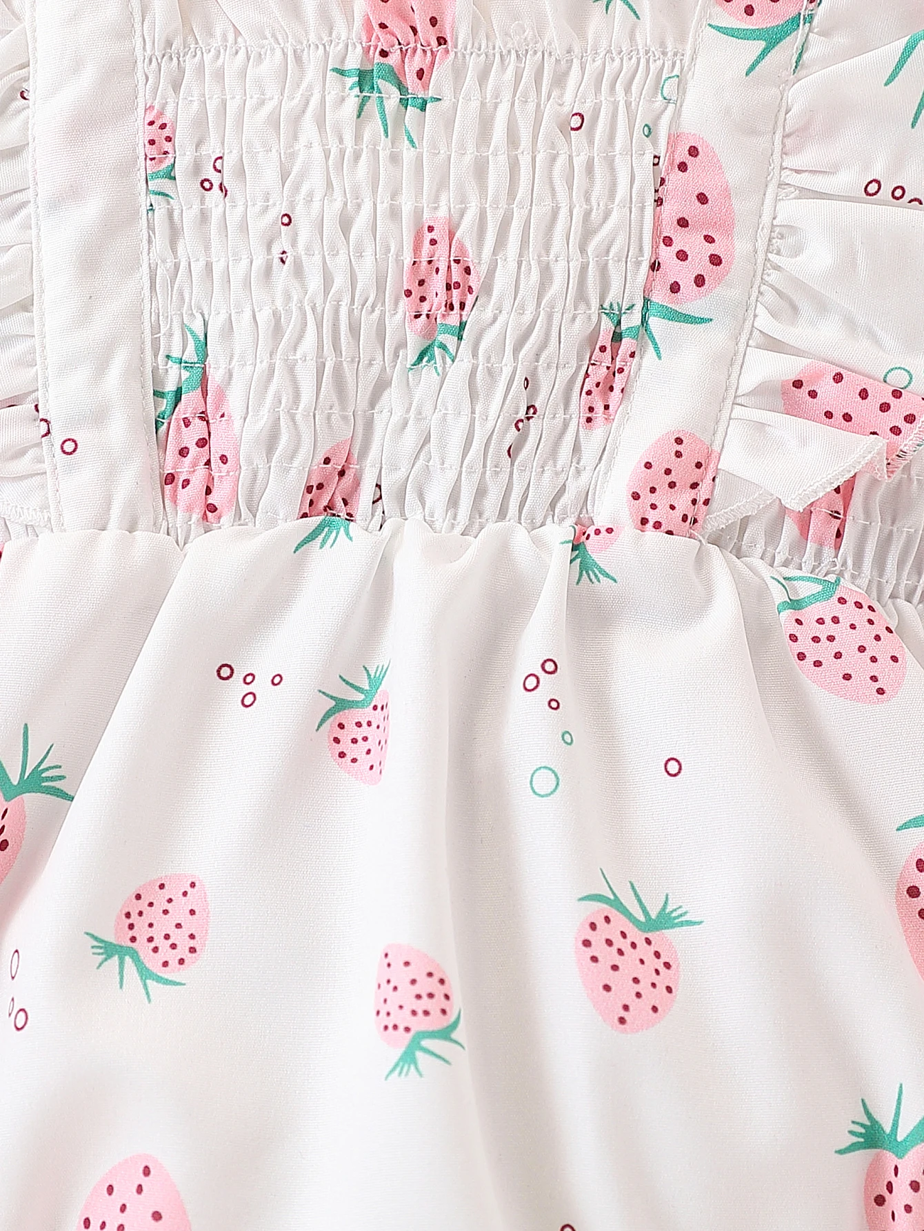 فتاة لطيفة في رومبير كاجوال بنمط الفراولة بالكامل، بما في ذلك ملحق القبعة، للصيف.