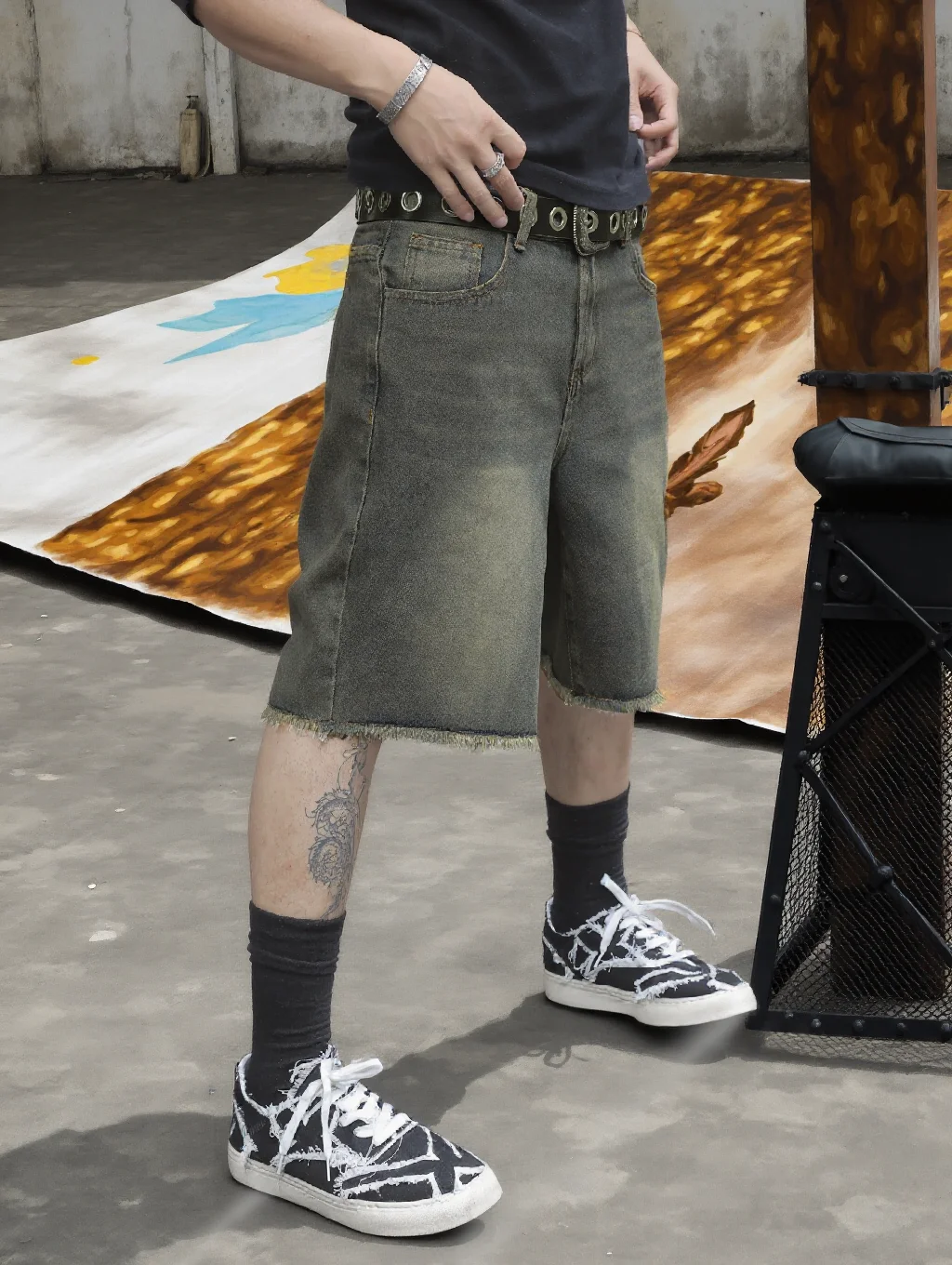 Men Vintage Washed Denim Jorts Y2K Streetwear Frayed Hem Knee Length Wide Leg Bermuda Shorts, Non-Stretch Loose Fit Solid Color