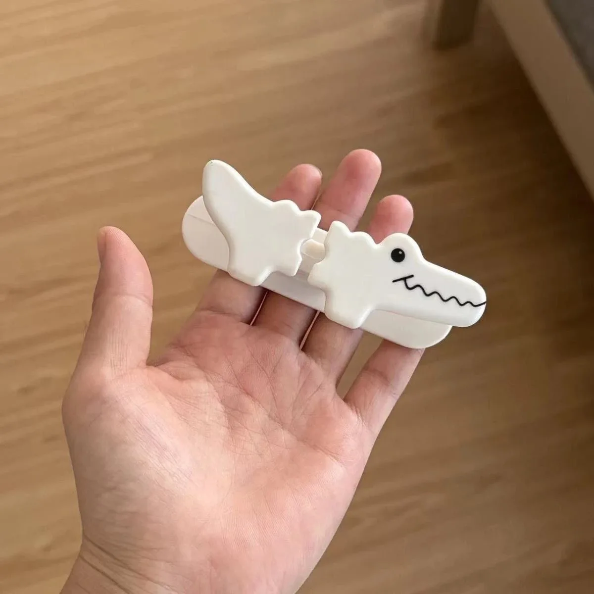 3Pcs Small crocodile power cord and data cable organizer, cute cartoon design, no-drill installation, storage and fixing wire