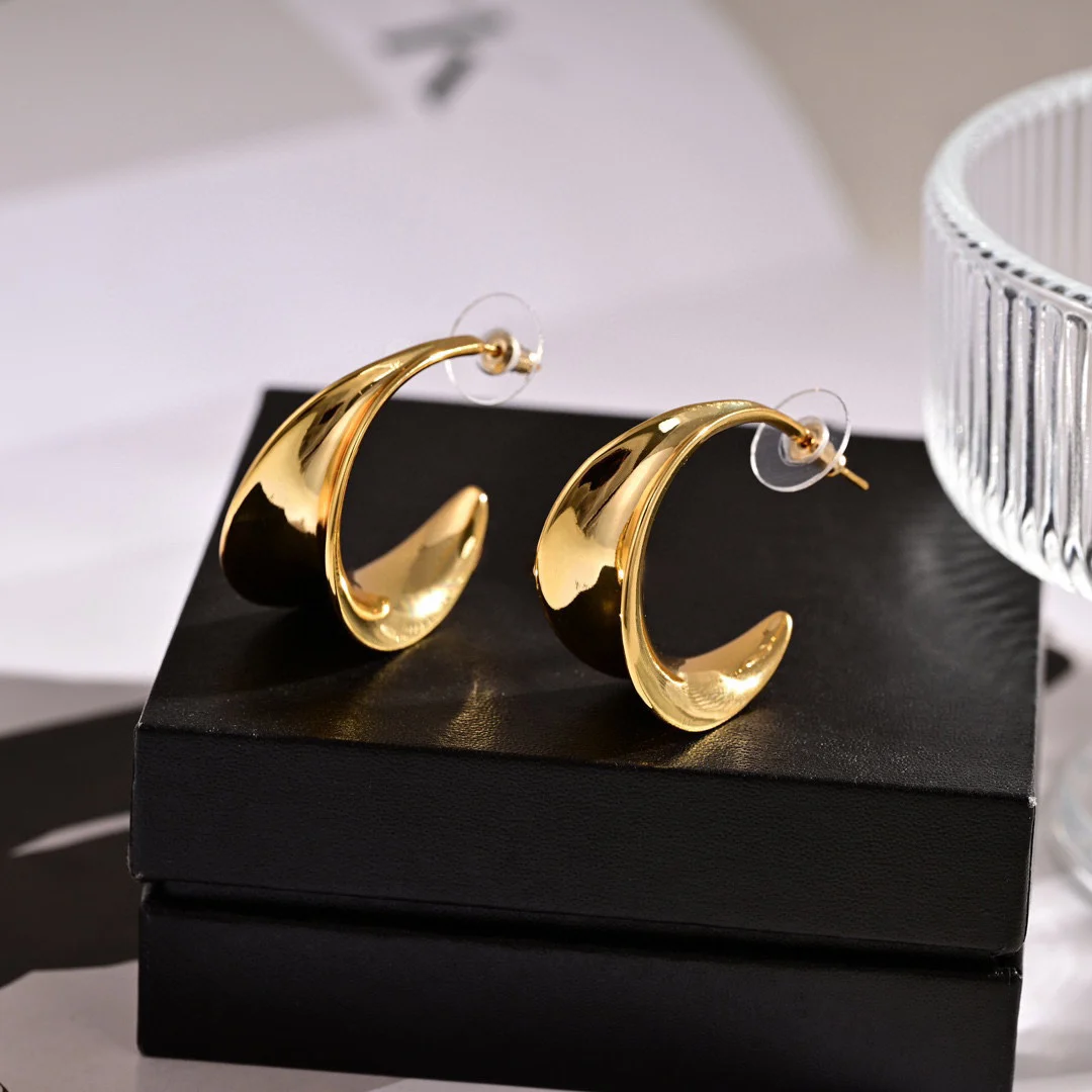 

Classic letter metal earrings for women Designer Party Jewelry