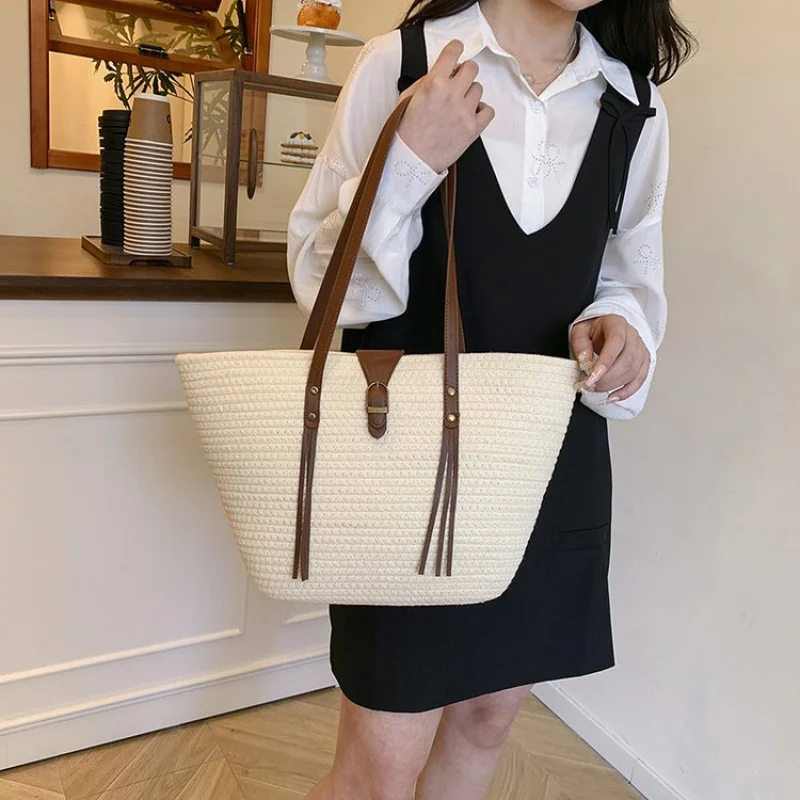 

High-End Women's Shoulder Bag Made Of Zinnia-Patterned Leather Boasting Paris Vintage Lightweight Soft Daily Refined Look​