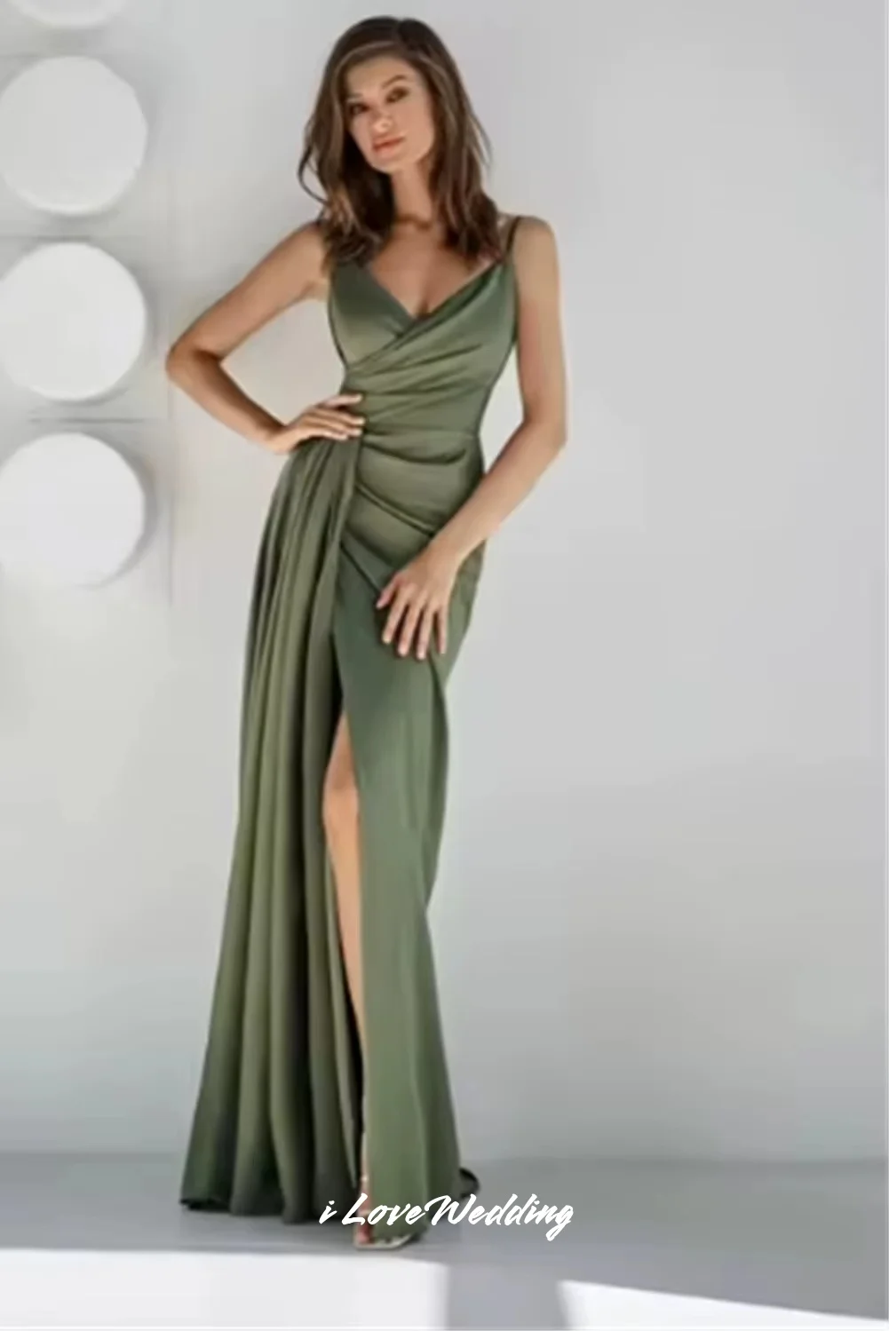 グリーン V ネックブライドメイドドレス 2025 サテンノースリーブスパゲッティストラップバックレスマーメイドサイドスプリット結婚式のゲストドレスカスタマイズ