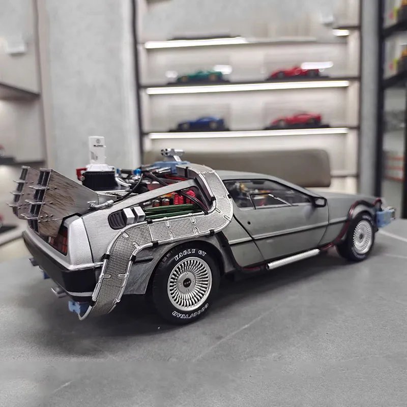 Ultra fine version 1:18 DMC returns to the top player of the future, lighting version alloy car model