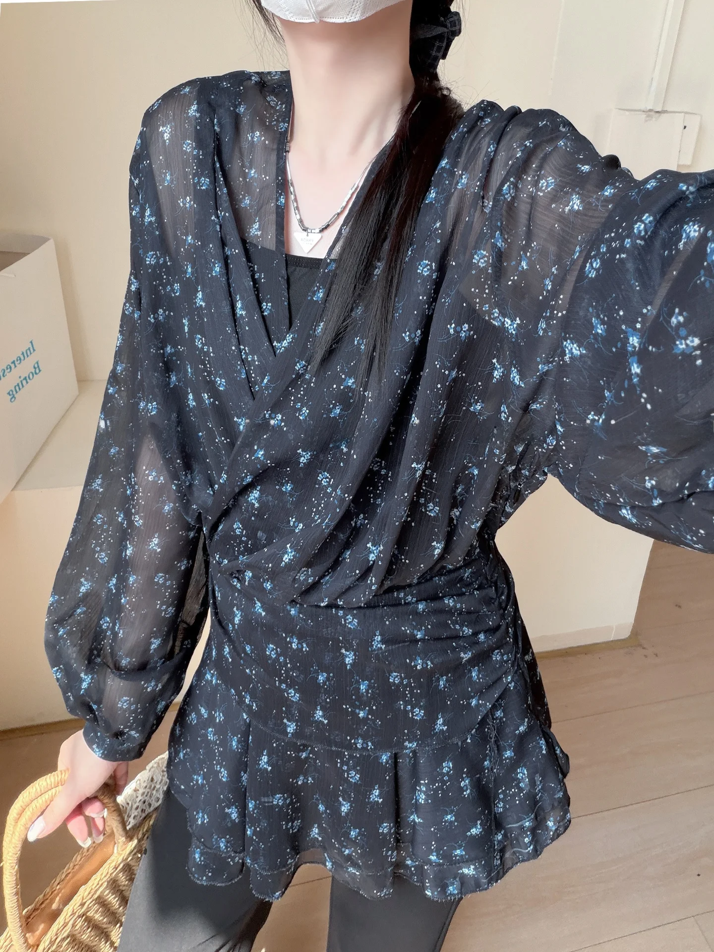 

Retro Floral Print Sun Protection Long Sleeve Women's Chiffon Top V-neck Cross Design Slimming Loose Wavy Waist Shaping Shirt