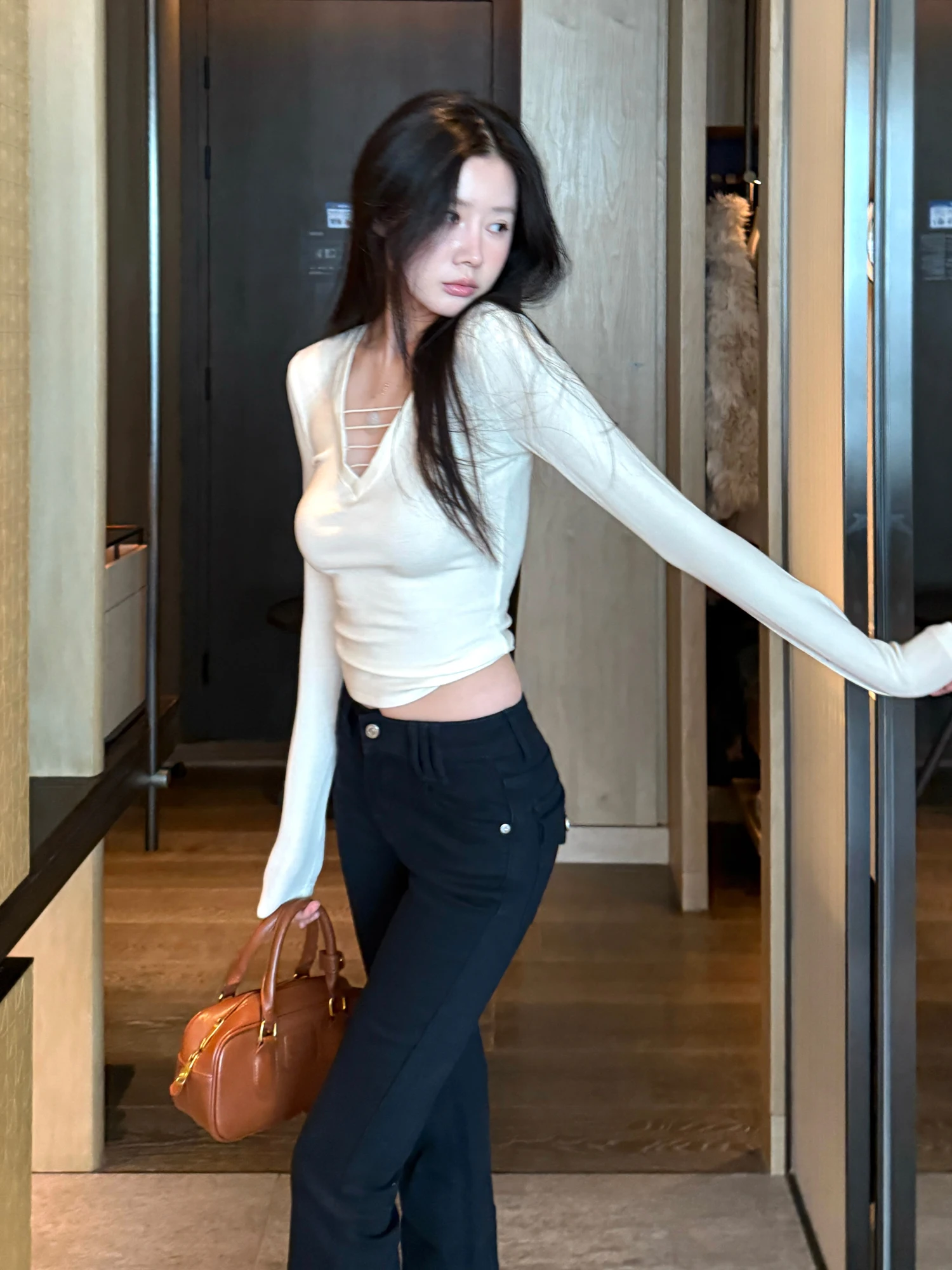 

Сексуальный длинный топ с V-образным вырезом, облегающий дизайн, чувственный полосатый бело-черный топ, повседневная одежда для женщин