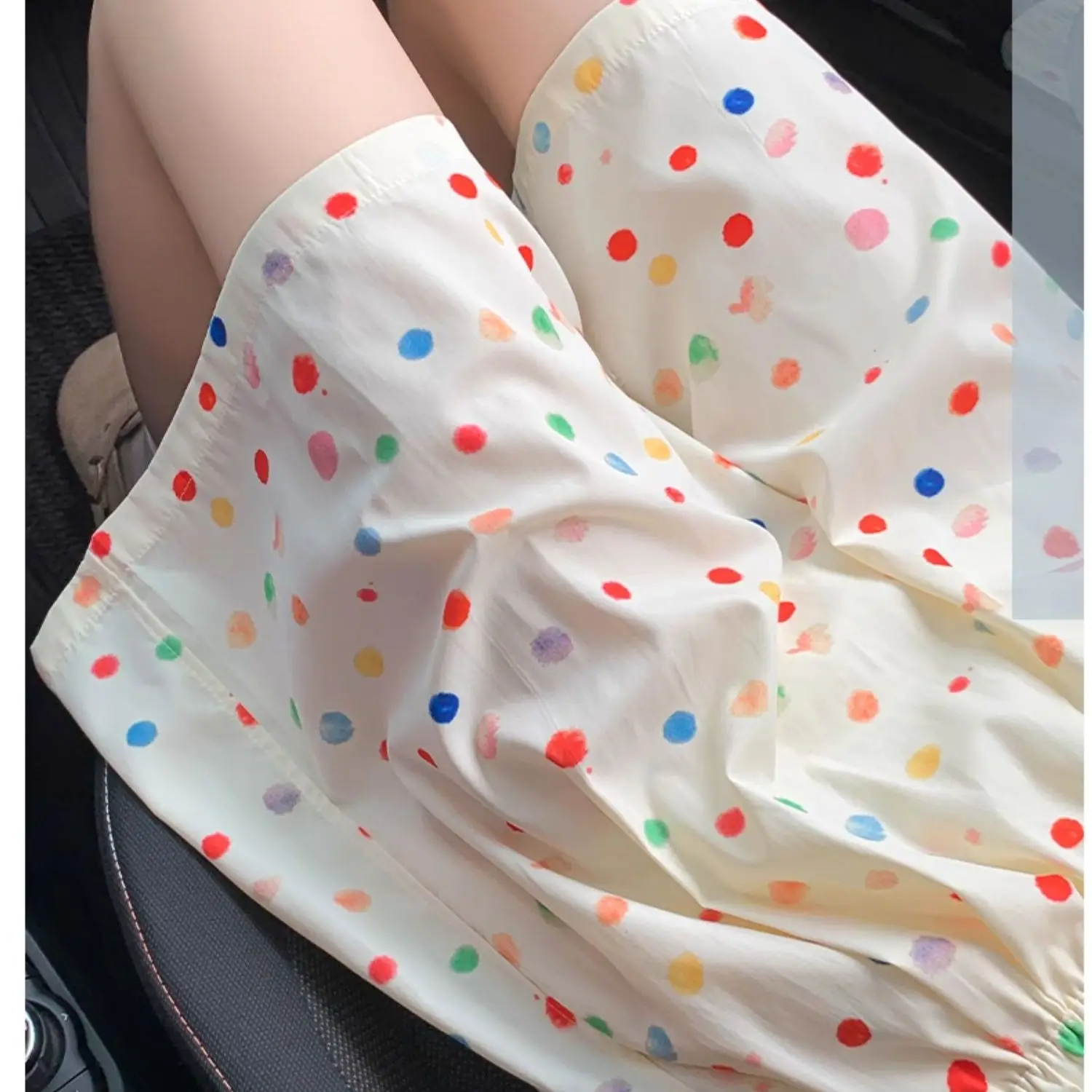 กางเกงขาสั้นเอวสูงผ้าไหมน้ำแข็งลายจุดสีรุ้งสำหรับผู้หญิง สไตล์ลำลอง กางเกงขาสั้นห้าส่วนทรงหลวม