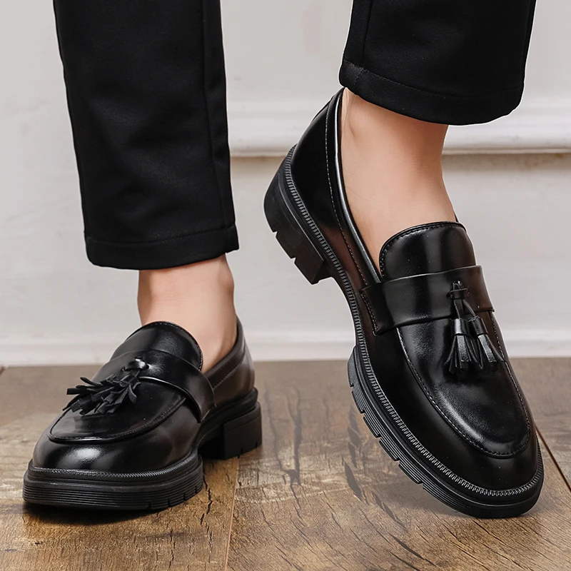 

British Style Low Heeled Fringed Leather Shoes Men Casual Designer Business Loafers Antiskid Soft Bottom Mocasines Walking Shoes