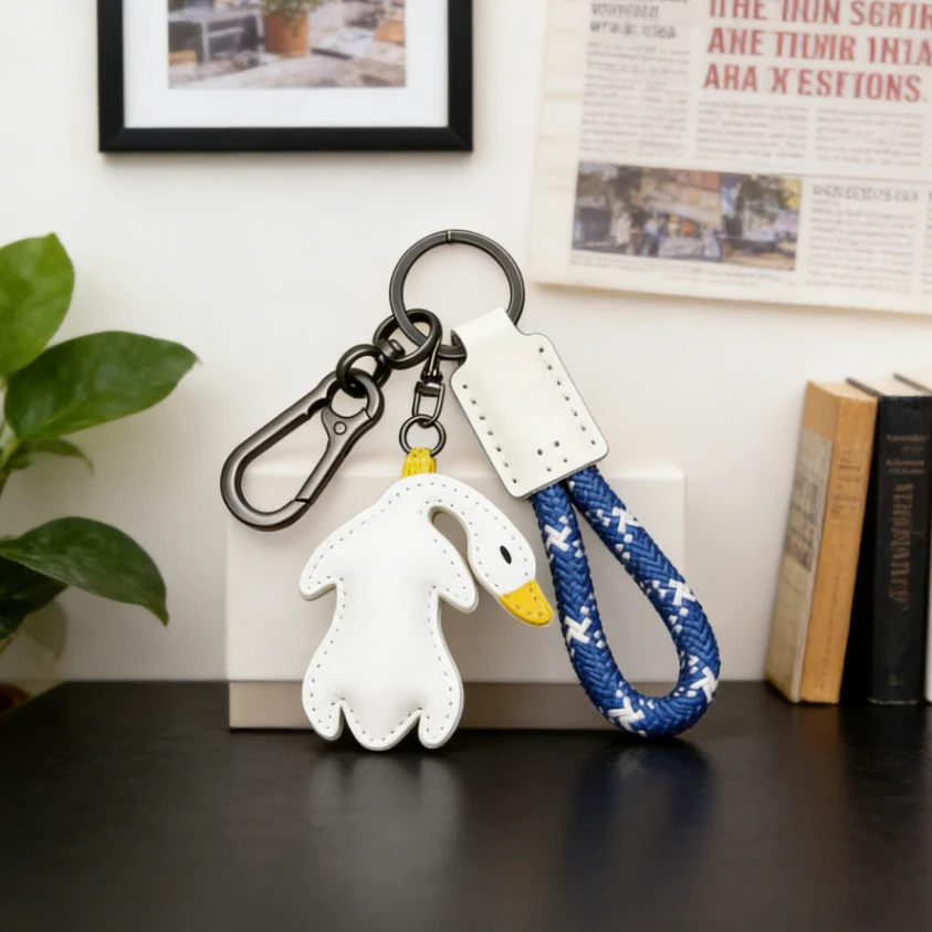 

Custom Logo Genuine Man Woman Leather Keychai Duck Phone Lanyard Car Key Chain Ring Laser Personalize Keyring Bag Pendant