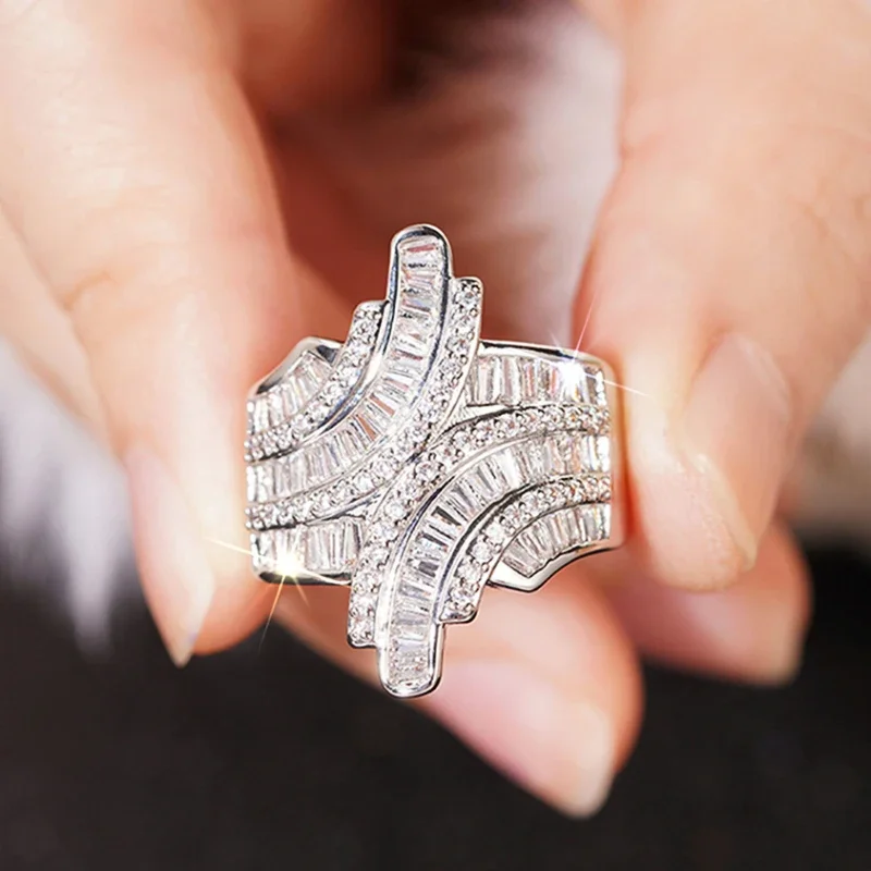 Huitan Moderne, exquisite Fingerringe für Frauen, zarte ästhetische, brillante kubische Zirkon-Accessoires, bezaubernder Verlobungsschmuck