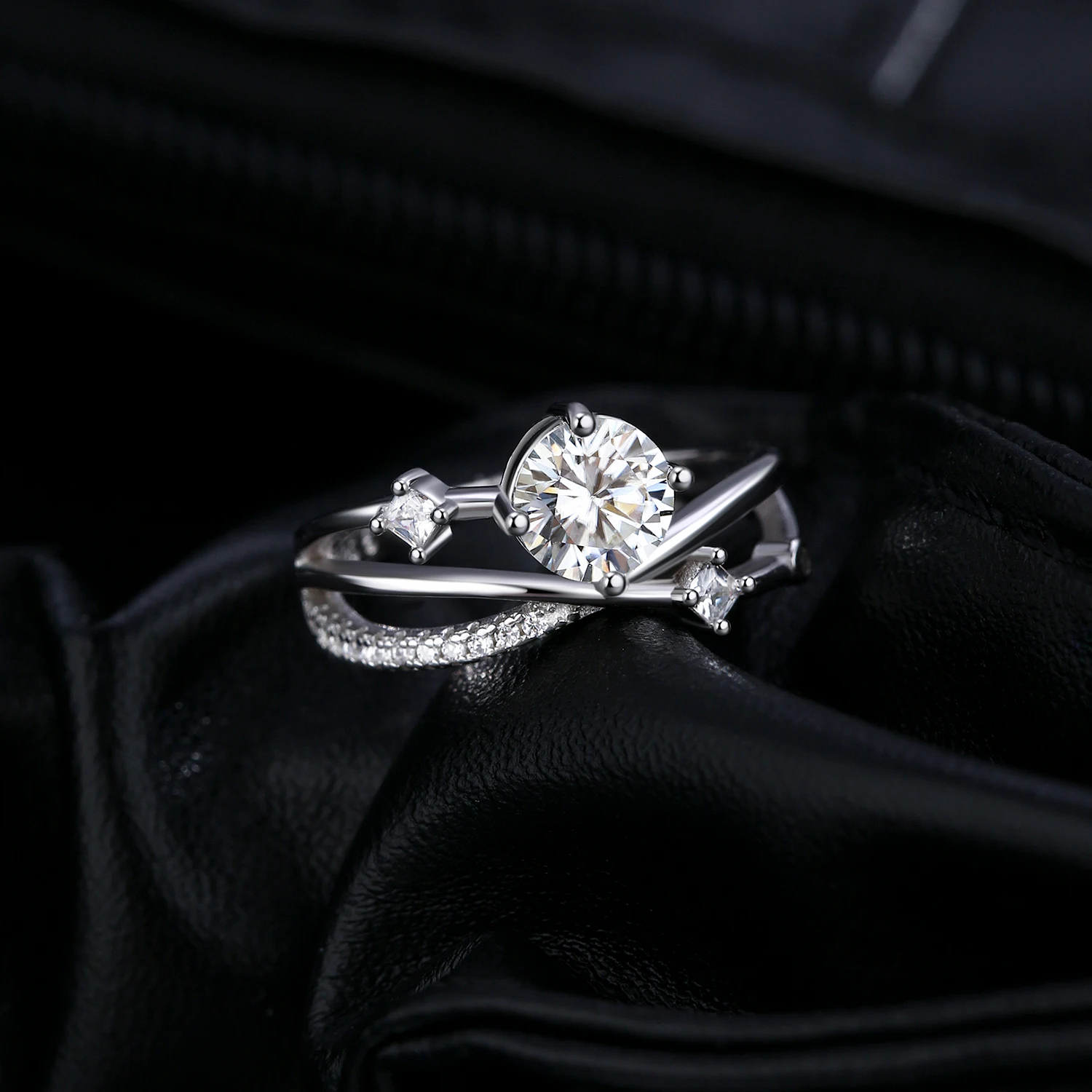 Women's 1CT VVS1 Moissanite Dazzling Ring in 925 Sterling Silver