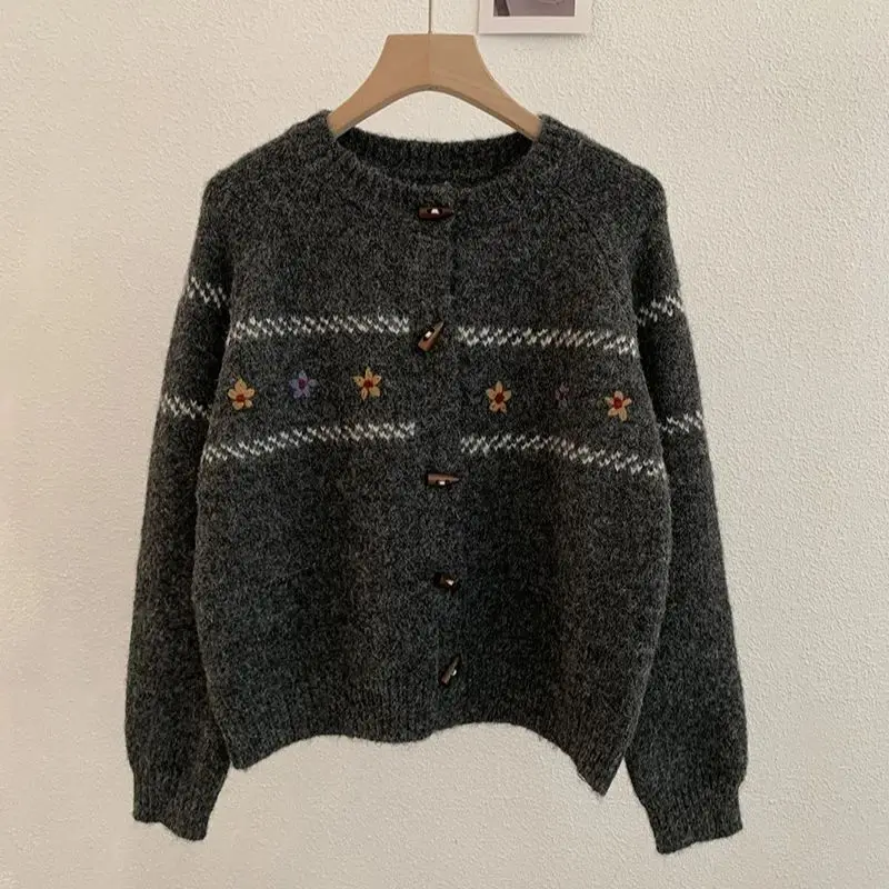 Real tiro de botão de chifre bordado à mão design emagrecimento e versátil em torno do pescoço manga raglan cardigan e suéter