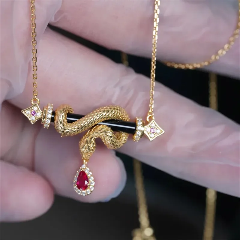 

Gorgeous and Exquisite Style Finely Carved Gold Color Snake Inlaid Imitation Ruby Necklace Women Luxury Dinner Jewelry Necklace