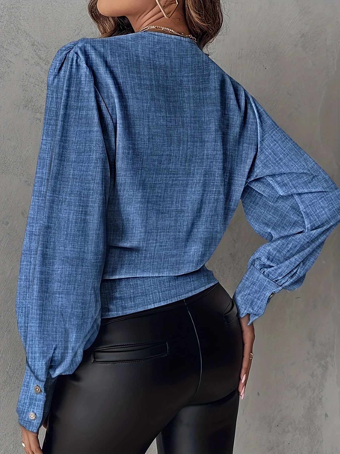 Otoño e Invierno nueva blusa de manga larga con cuello en V para mujer Top de moda informal con diseño fruncido y manga abombada