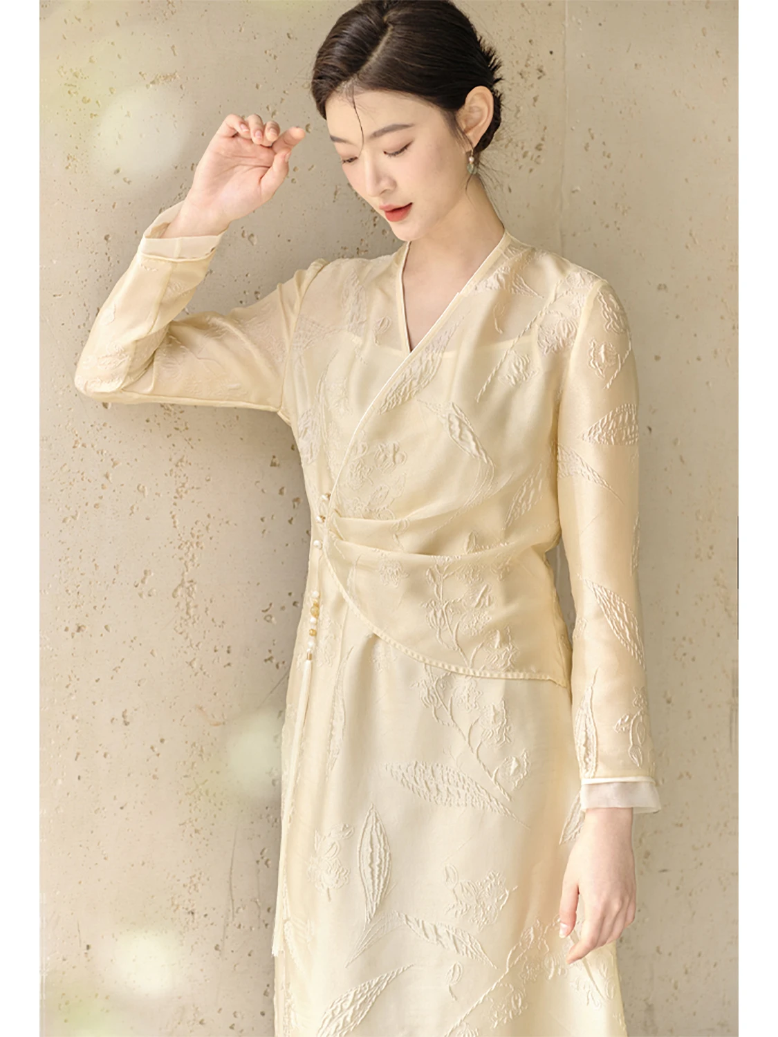 

Новый китайский желтый вышитый шелковый костюм Тан с юбкой А-силуэта для женщин: модный, повседневный, с завышенной талией, на молнии, с длинными рукавами