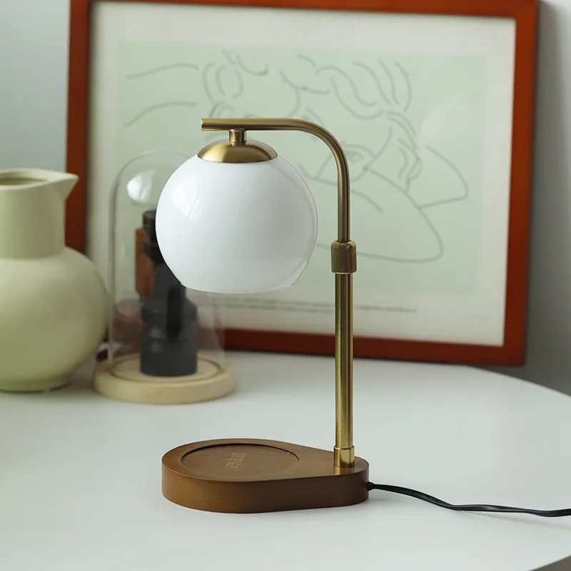 The fireless aromatherapy melting wax lamp can be adjusted regularly to the low bedroom bedside living room atmosphere