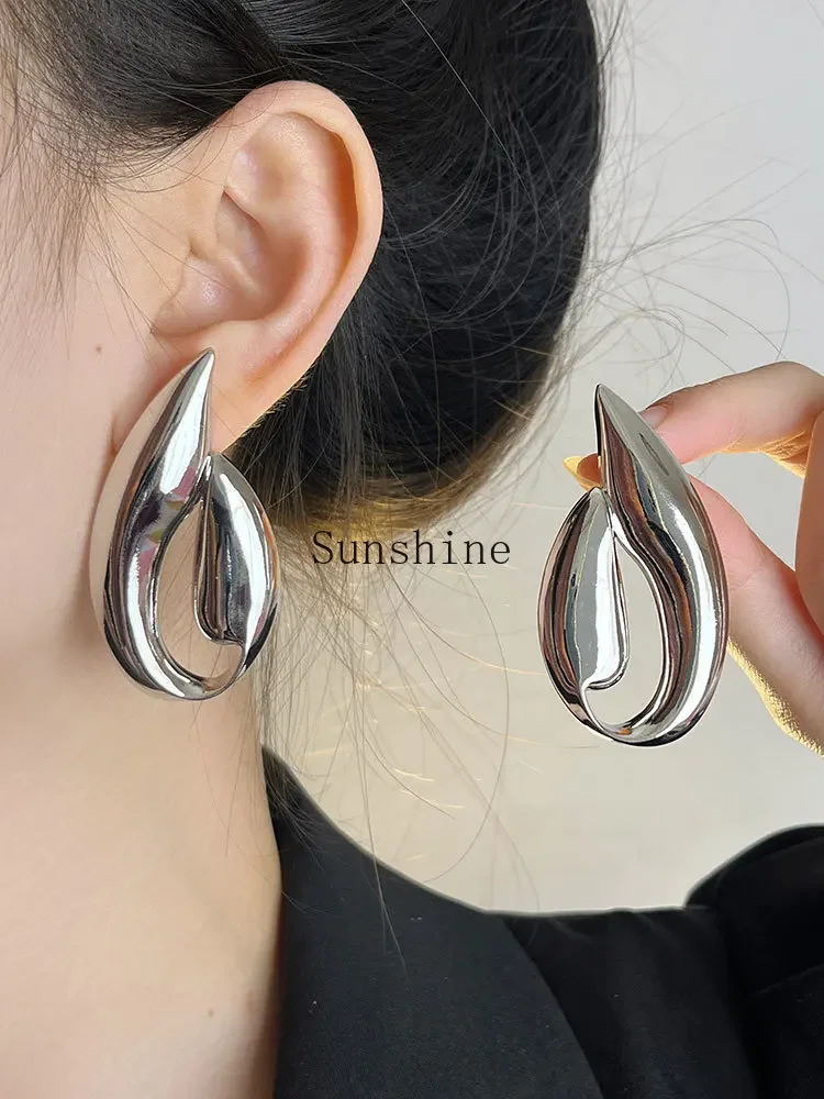 Design sense hearing wind stud earrings light luxury high sense minimalist metal unique earrings