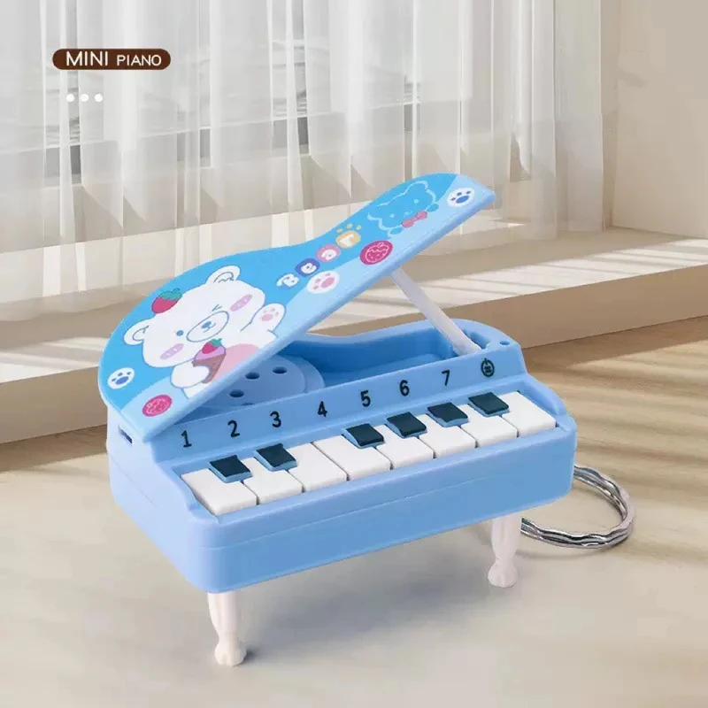 Un porte-clés mignon et miniature en forme de piano de bureau qui sert également de machine de jeu musicale colorée. C'est un jouet éducatif amusant et idéal