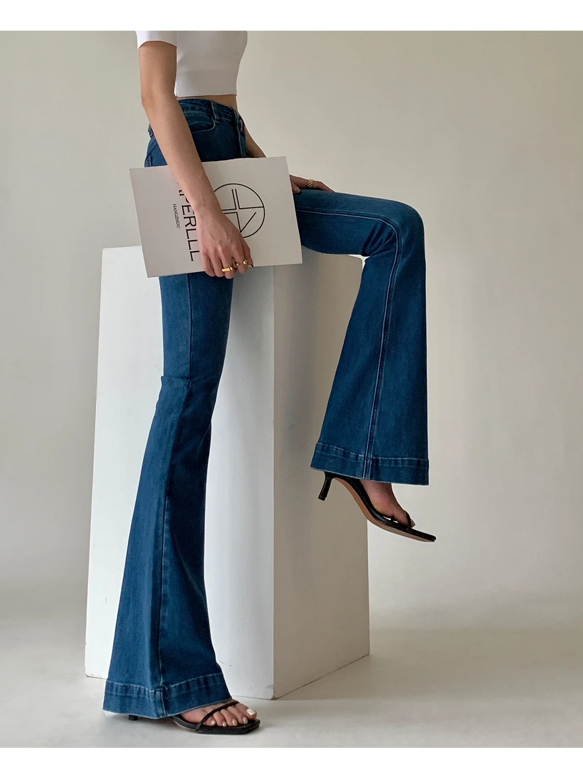 

Джинсы-колокольчики с высокой талией для похудения для более высоких женщин, повседневные джинсовые ткани с застежкой-молнией, глубокий цвет