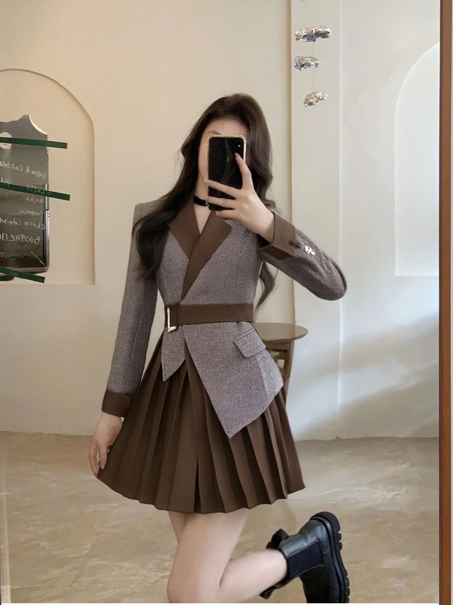 

Платье с высокой талией, асимметричным подолом, длинными рукавами и воротником-стойкой, с поясом, осенняя новинка, в стиле колор-блок, минималистичный дизайн, женское.