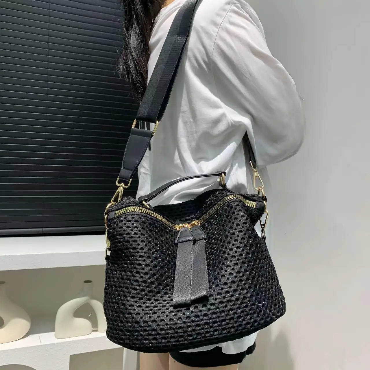 Women\'s Fashion Mesh Lightweight Shoulder Bag Daily Use Portable Wide Shoulder Strap Multifunctional Crossbody Handbag