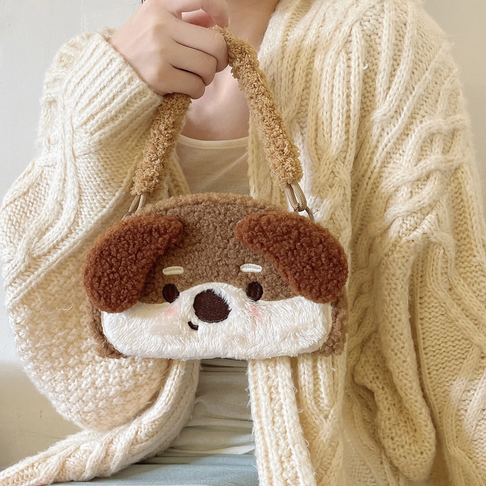 

Fashionable Plush Dog Handbag Phone Case, Suitable For Iphone 16 Pro Max 15 14 13 12 Phone Case, Scratch Resistant And Fall Resi