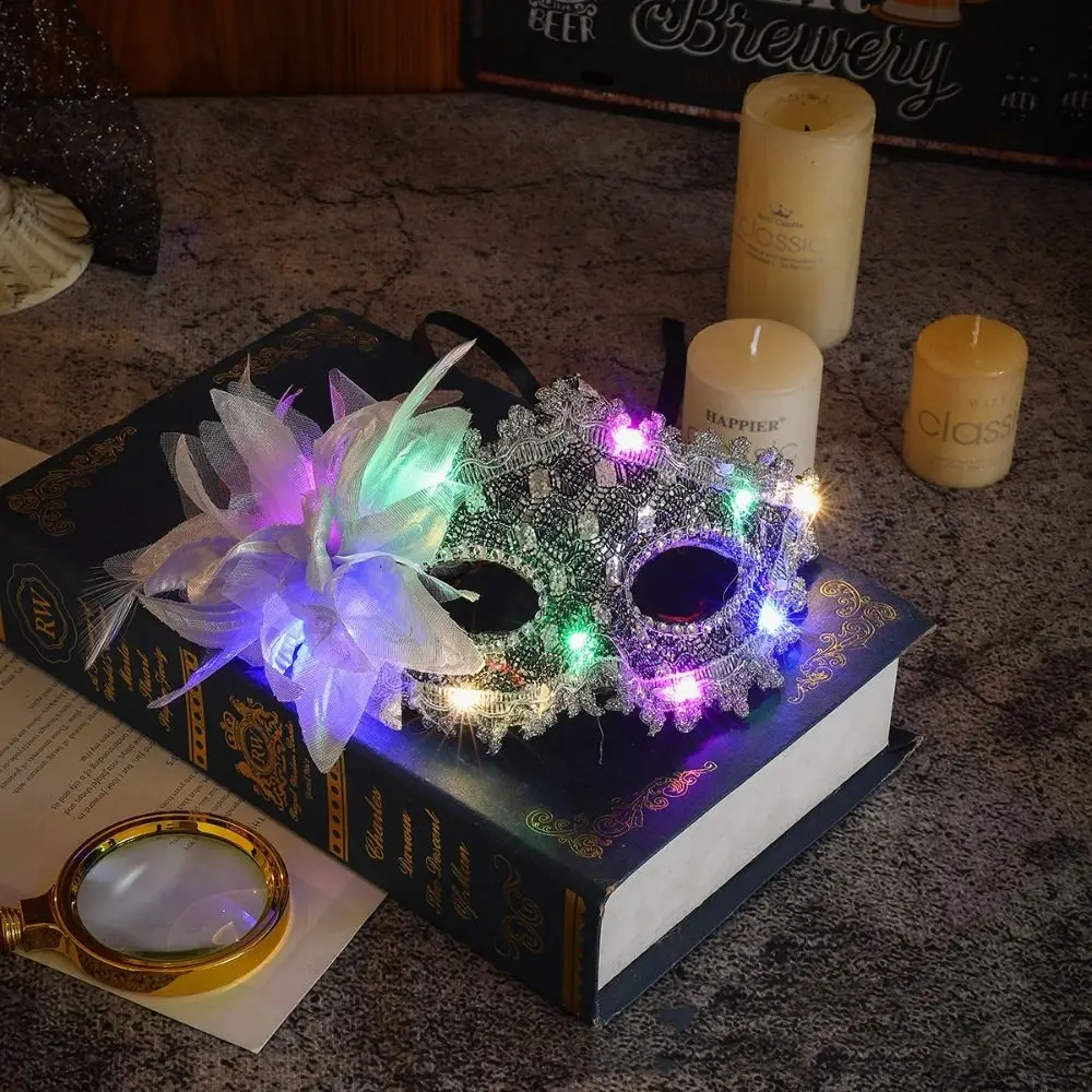 หน้ากากพลาสติกแบบมีไฟ LED รุ่นควีน พร้อมลูกไม้ ประดับขนนกและดอกไม้  หน้ากากแต่งหน้าแบบครึ่งหน้า  หน้ากากแฟนซีสไตล์เวนิส สำหรับผู้หญิง