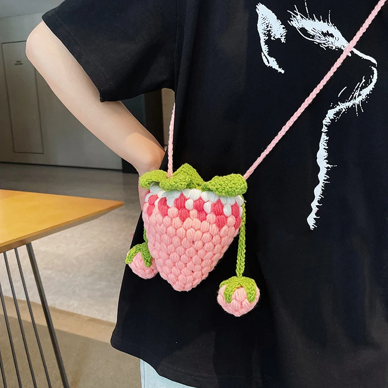 حقيبة نسائية لطيفة على شكل فراولة بتصميم فواكه صغيرة حقائب كروس مصنوعة يدويًا حقائب يد منسوجة للتسوق في الهواء الطلق والتنزه وجيب برباط