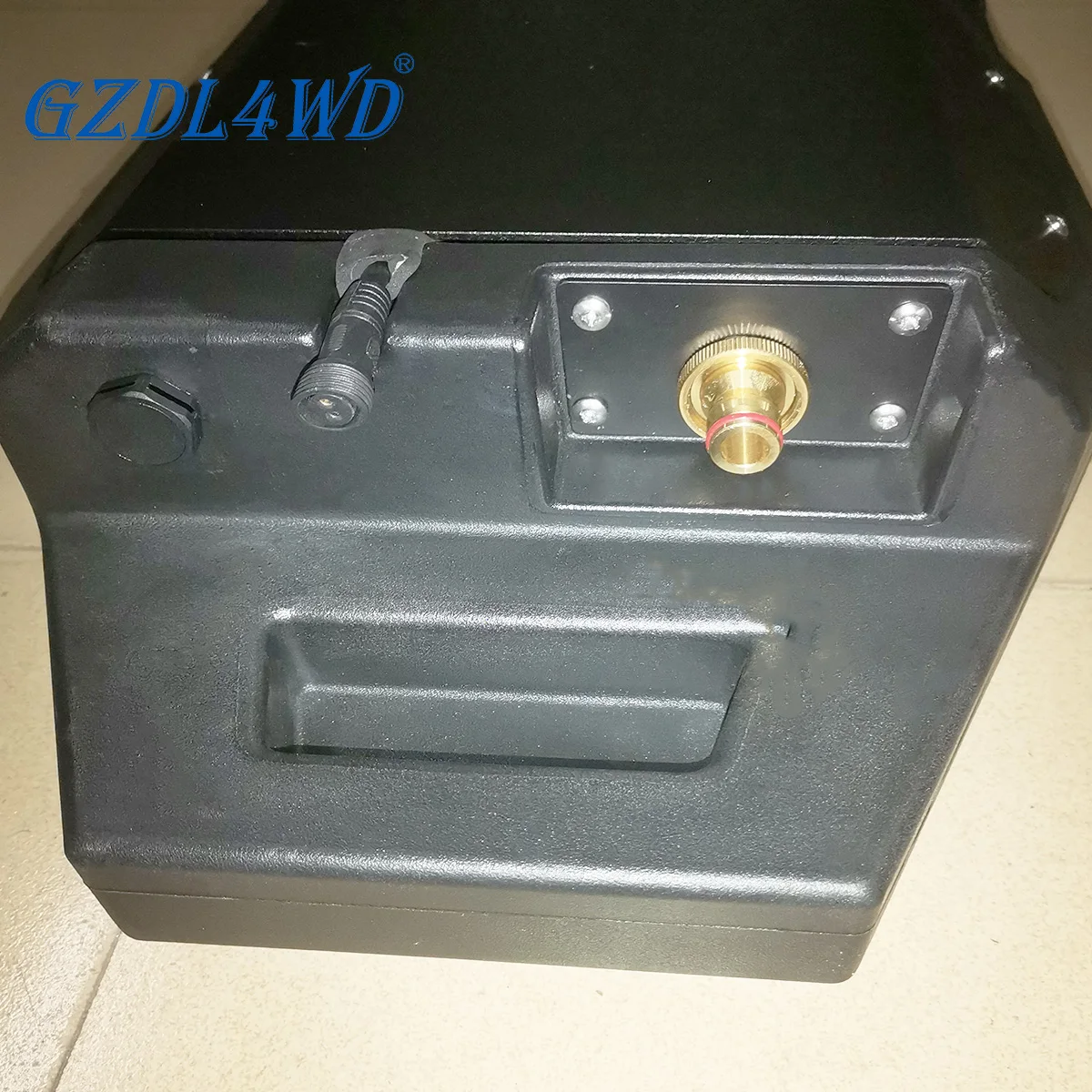 GZDL4WD 4x4 30L Universal SUV بيك اب سقف السيارة على الطرق الوعرة دش خزان المياه