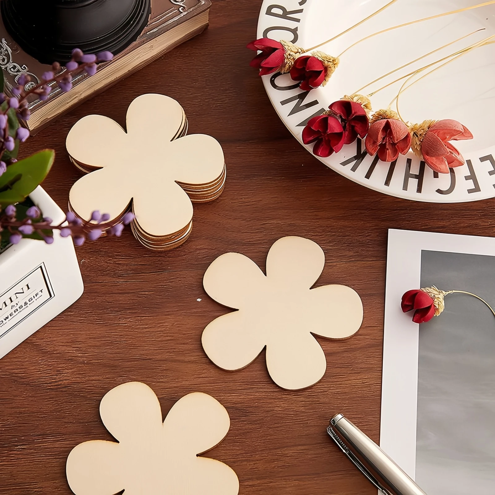 10Pcs Unfinished Wooden Flowers Cut Wooden Disc Handicrafts Blank Flower Shape Wood Ornaments Artistic Creation Flowers