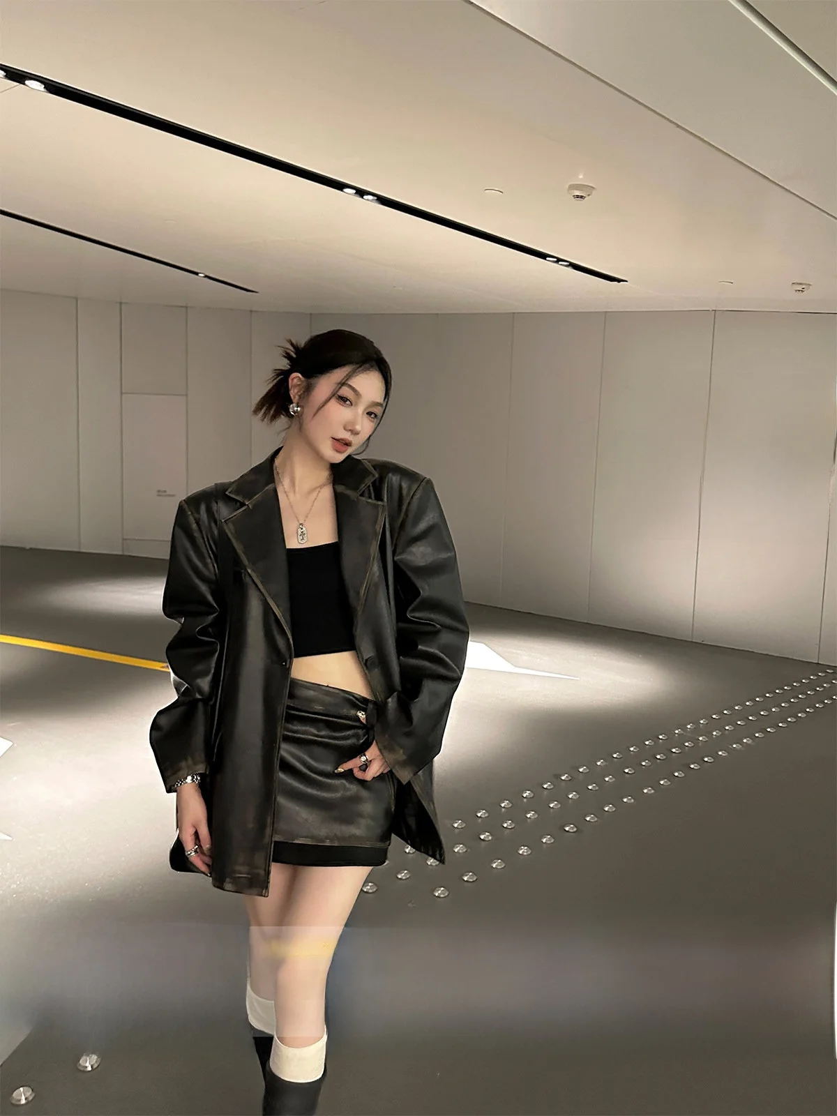 

Elegant PU Leather Suit Jacket for Women Vintage Style Commute Friendly Straight Cut Long Sleeve Single Button Closure