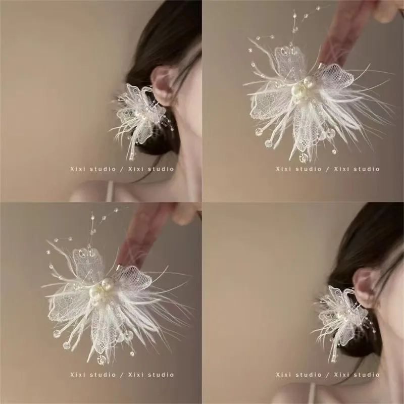 Weiße Spitzen-Schmetterlings-Haarspange mit Federn und Perlen, Elegantes Braut-Haaraccessoire für Hochzeiten, Abschlussbälle und Romantische Anlässe – Detail 4