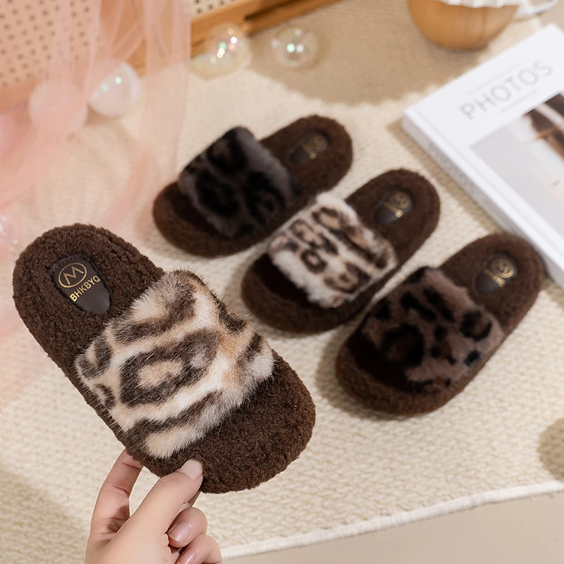 

Детские нескользящие домашние и уличные тапочки на толстой подошве, осенне-зимние модные леопардовые декоративные плюшевые теплые хлопковые швабры