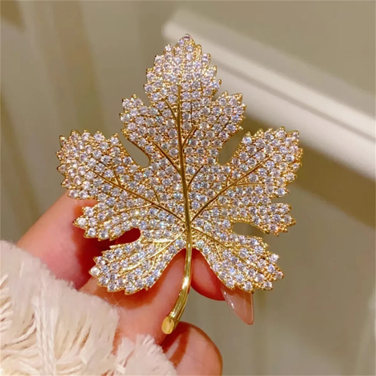 Maple Leaf Brooch Exquisite Luxury Temperament Chest Flower Pin Inlaid Zircon Men's And Women's Fashion Jewelry Party Gift 2024