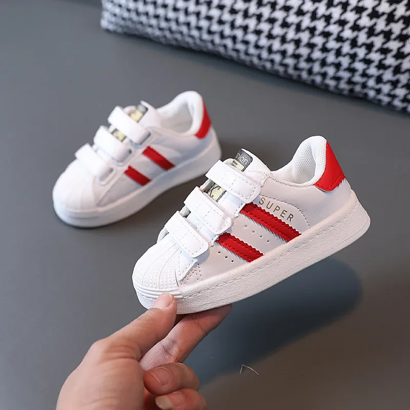 2024 Sneakers per bambini Design di moda per bambini scarpe Casual antiscivolo bianche scarpe da ginnastica traspiranti con gancio per ragazze da