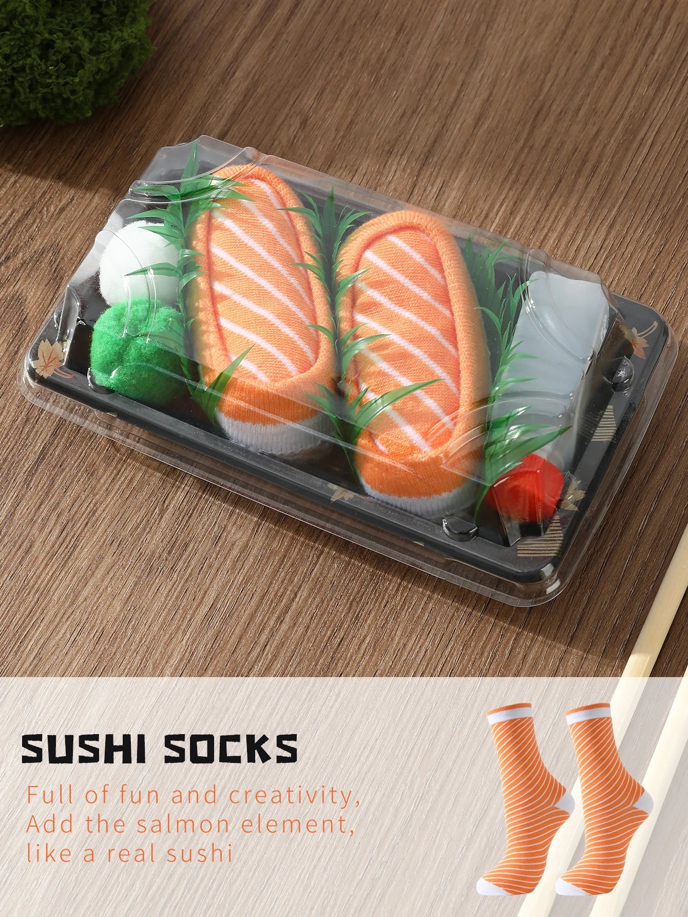 ユニークで創造的なサーモンデザインの男性用と女性用の同じ靴下が 1 組、実用的で興味深いホリデーギフトです。