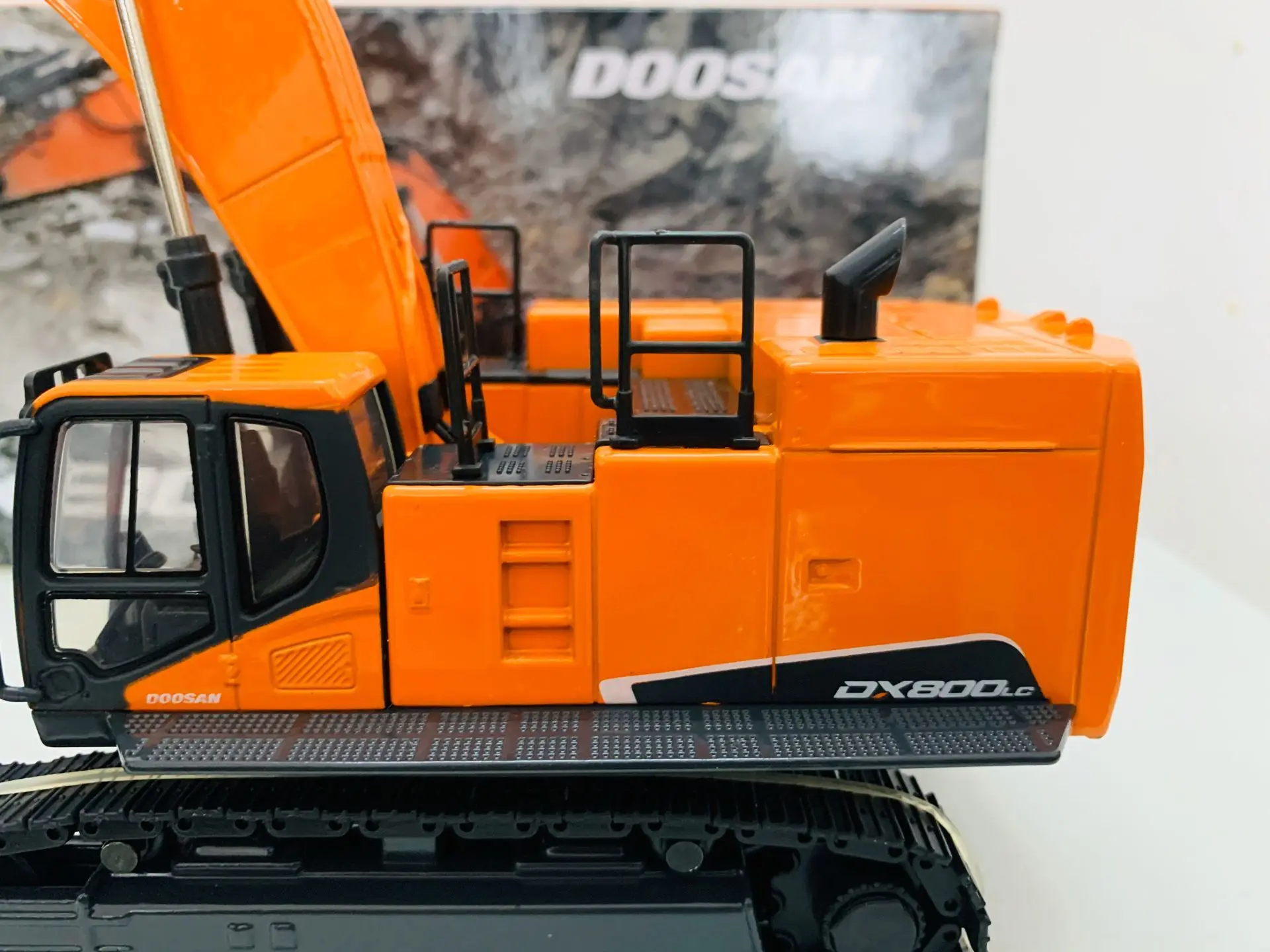 Doosan DX800LC-9 Crawler Excavator 1/50 Scale Die-Cast Metal Model New in Original Box