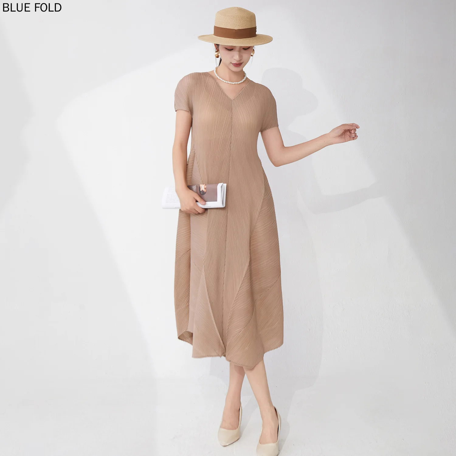 

Summer 2025 New French High-end Style V-neck Elegant Cinched Waist for Slimming Loose and Irregular Miyake Dress Women