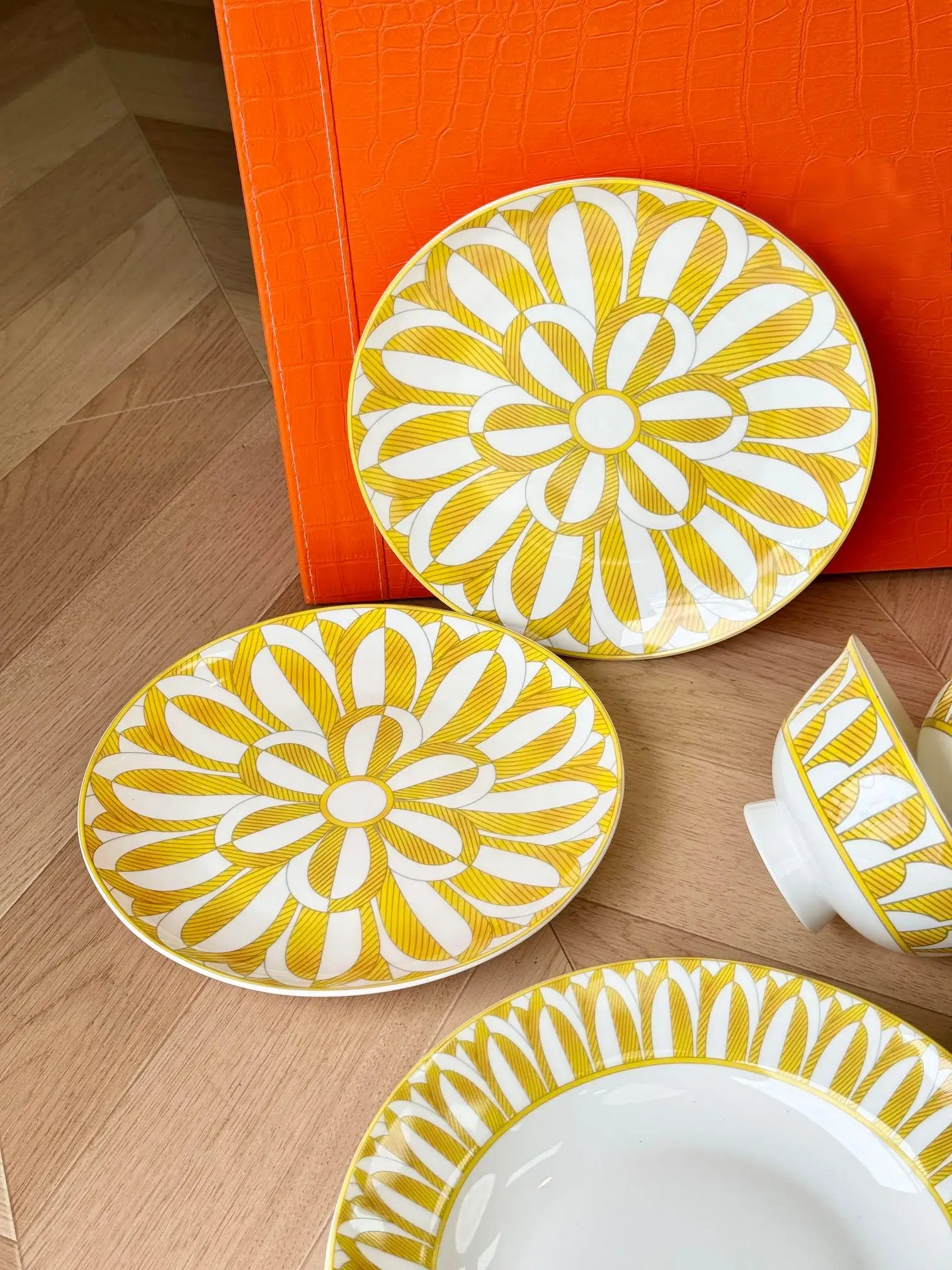 يجب اقتناؤه لتناول الطعام في الهواء الطلق والمطبخ: مجموعة أدوات مائدة فاخرة مكونة من 28 قطعة بما في ذلك الأطباق والملاعق والأطباق.